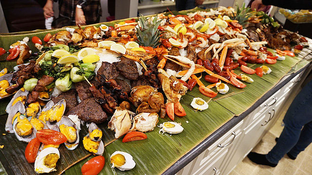 new-winnipeg-dinner-series-features-traditional-kamayan-eating-with