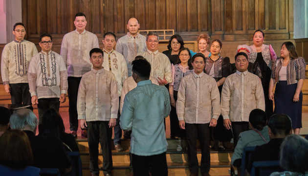 Filipino Canadian community members join :MEn in singing "Ikaw."