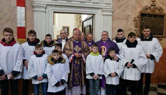 Cardinal Konrad Krajewski, Pope’s special envoy to Ukraine, visiting the parish of St. Lawrence  Shovkva, near Lviv, Ukraine, on March 12, 2022. (Photo: Cardinal Krajewski File) 