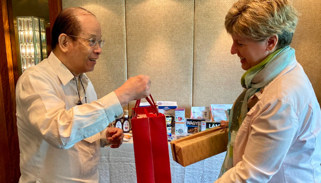 Minister Bibeau receives a gift from the Philippines' Agriculture Senior Undersecretary Domingo Panganiban.