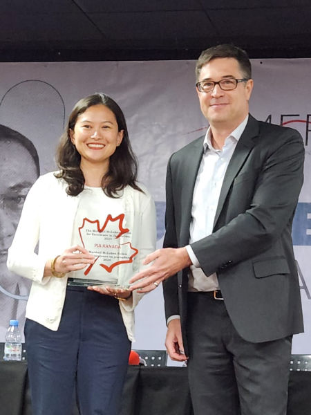 The Canadian Embassy's Andrew Green presents the 2024 McLuhan Fellow award for excellence in journalism to Rappler's Pia Ranada. Photo from Embassy of Canada in the Philippines' Facebook account.