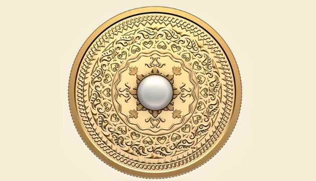 The engraved symbols on the reverse side of the Filipino heritage coin pay tribute to the Philippines’ lasting cultural legacy.
